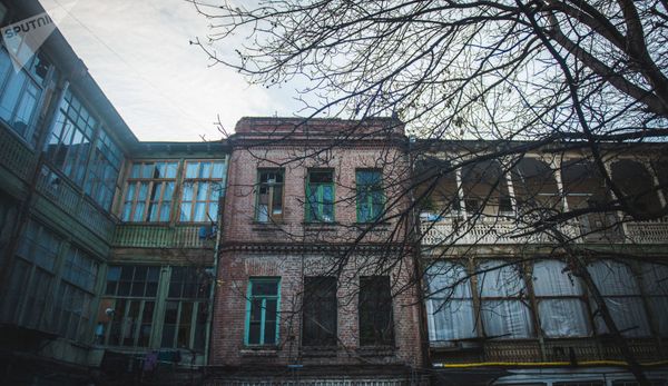 Итальянские дворы в Тбилиси встречаются самых разных размеров. Есть маленькие с небольшим двориком, а есть и поистине гигантские, куда во двор можно поставить десять и больше автомобилей - Sputnik Армения