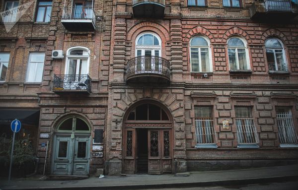 Конечно, сейчас в Тбилиси, особенно в центре города, редко удается застать тихие часы. Но на рассвете, как правило, многие горожане еще спят. И это хорошая возможность погулять по городу, наслаждаясь его уникальной атмосферой - Sputnik Армения
