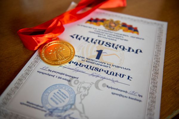 У меня почти все есть:  Александра из детдома в Армении не жалуется, а побеждает - Sputnik Армения
