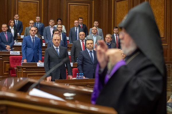 Благословение Католикоса Гарегина II во время первого заседания Парламента Армении (14 января 2019). Еревaн - Sputnik Армения
