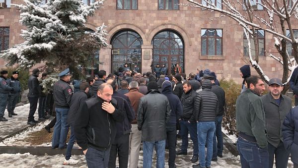 Активисты, требующие ареста Манвела Григоряна перед зданием Апелляционного суда (14 января 2019). Еревaн - Sputnik Армения