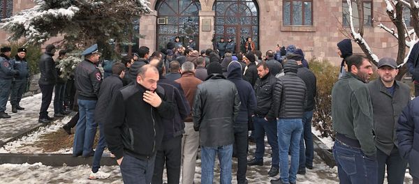 Активисты, требующие ареста Манвела Григоряна перед зданием Апелляционного суда (14 января 2019). Еревaн - Sputnik Армения