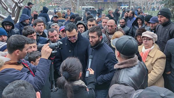 Активисты, требующие ареста Манвела Григоряна перед зданием Апелляционного суда (14 января 2019). Еревaн - Sputnik Армения
