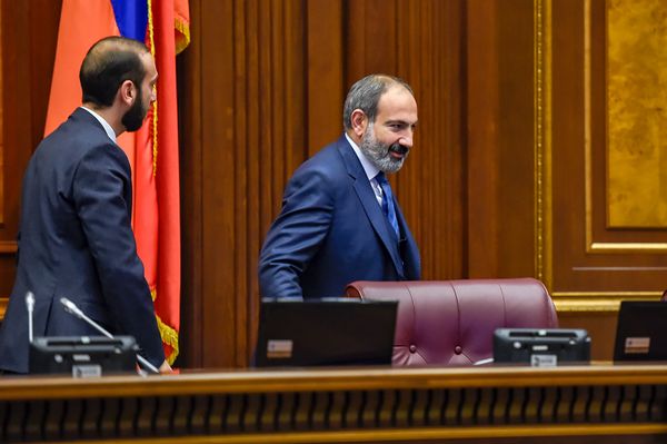 Премьер-министр Никол Пашинян и спикер парламента Арарат Мирзоян во время первого заседания НС Армении (14 января 2019). Еревaн - Sputnik Армения