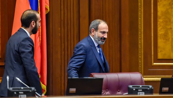 Премьер-министр Никол Пашинян и спикер парламента Арарат Мирзоян во время первого заседания НС Армении (14 января 2019). Еревaн Премьер-министр Никол Пашинян и спикер парламента Арарат Мирзоян во время первого заседания НС Армении (14 января 2019). Еревaн - Sputnik Արմենիա