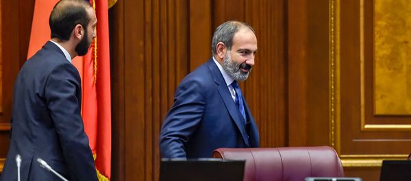 Премьер-министр Никол Пашинян и спикер парламента Арарат Мирзоян во время первого заседания НС Армении (14 января 2019). Еревaн - Sputnik Արմենիա