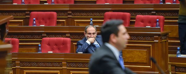 Премьер-министр Никол Пашинян наблюдает за выступлением Алена Симоняна во время первого заседания парламента Армении 7-го созыва (14 января 2019). Еревaн - Sputnik Արմենիա