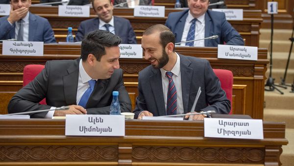 Будущие спикер и вице-спикер НС Арарат Мирзоян и Ален Симонян во время первого заседания парламента Армении 7-го созыва (14 января 2019). Еревaн Будущие спикер и вице-спикер НС Арарат Мирзоян и Ален Симонян во время первого заседания парламента Армении 7-го созыва (14 января 2019). Еревaн - Sputnik Армения