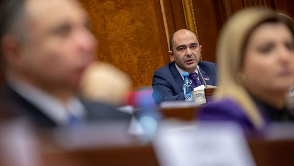 Депутат от фракции Просвещенная Армения Эдмон Марукян во время первого заседания парламента Армении 7-го созыва (14 января 2019). Еревaн Депутат от фракции Просвещенная Армения Эдмон Марукян во время первого заседания парламента Армении 7-го созыва (14 января 2019). Еревaн - Sputnik Армения