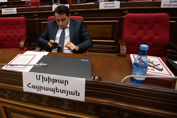 Депутат от фракции Мой Шаг Мхитар Айрапетян во время первого заседания парламента Армении 7-го созыва (14 января 2019). Еревaн - Sputnik Армения