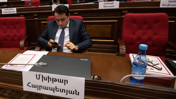 Депутат от фракции Мой Шаг Мхитар Айрапетян во время первого заседания парламента Армении 7-го созыва (14 января 2019). Еревaн - Sputnik Արմենիա