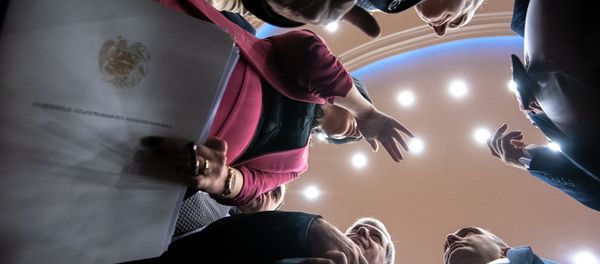 Обсуждение юристов и депутатов во время перерыва первого заседания парламента Армении 7-го созыва (14 января 2019). Еревaн - Sputnik Արմենիա