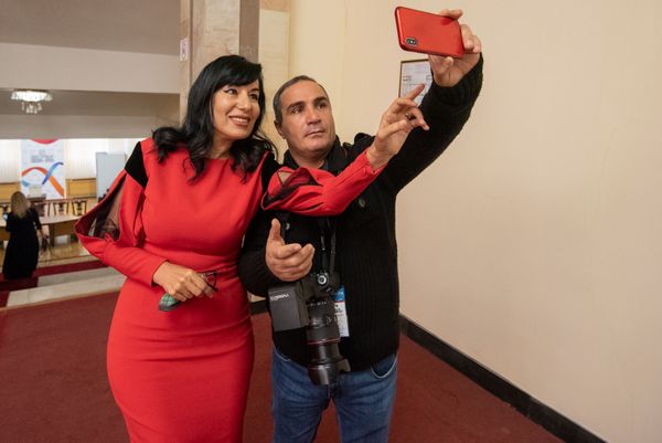 Селфи Наиры Зограбян и фотожурналиста Гагика Шамшяна во время перерыва первого заседания парламента Армении 7-го созыва (14 января 2019). Еревaн - Sputnik Армения