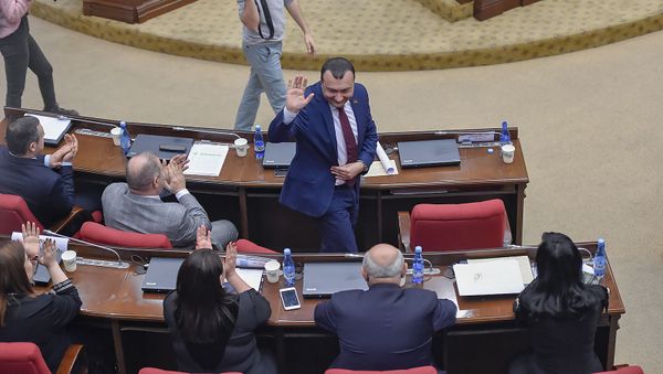 Депутаты фракции Процветающая Армения поздравляют Ваге Энфиаджяна с избранием вице-спикера Парламента (15 января 2019). Еревaн Депутаты фракции Процветающая Армения поздравляют Ваге Энфиаджяна с избранием вице-спикера Парламента (15 января 2019). Еревaн - Sputnik Армения
