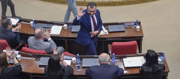 Депутаты фракции Процветающая Армения поздравляют Ваге Энфиаджяна с избранием вице-спикера Парламента (15 января 2019). Еревaн - Sputnik Армения