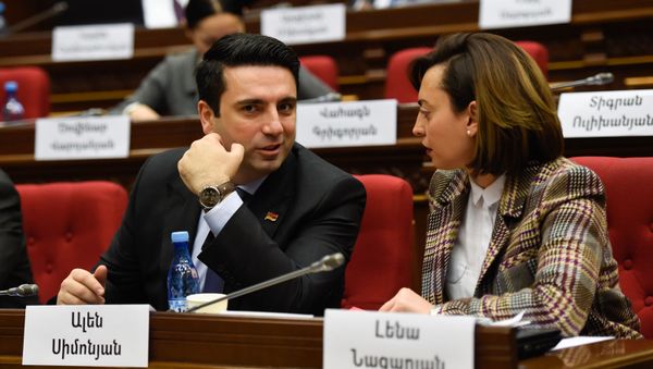Вице-спикеры парламента Армении Лена Назарян и Ален Симонян на заседании парламента Армении (15 января 2019). Еревaн Вице-спикеры парламента Армении Лена Назарян и Ален Симонян на заседании парламента Армении (15 января 2019). Еревaн - Sputnik Արմենիա