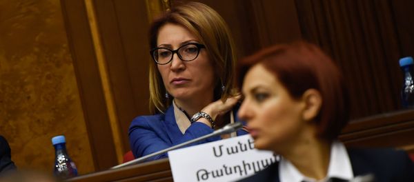Депутат от фракции Просвещенная Армения Мане Тандилян на заседании парламента Армении (15 января 2019). Еревaн Депутат от фракции Просвещенная Армения Мане Тандилян на заседании парламента Армении (15 января 2019). Еревaн - Sputnik Արմենիա
