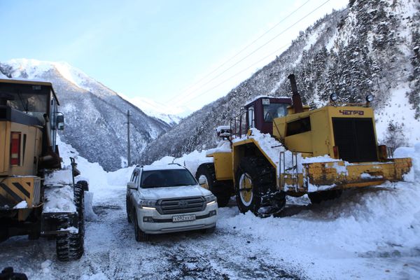 Дорожная техника Росавтодор расчищает автомобильную дорогу Транскавказской магистрали в Северной Осетии. - Sputnik Армения