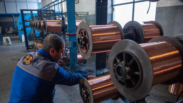 Сотрудник кабельного завода Ин-Ви Лайн за работой у станка - Sputnik Армения