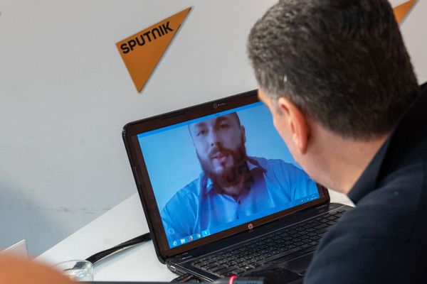 Болгарский продюссер Виталий Шаркович на пресс-конференции режиссера Ованнеса Галстяна - Sputnik Армения