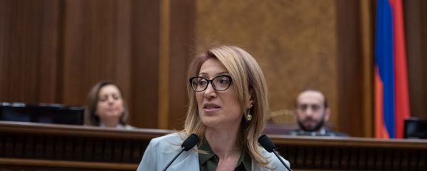 Депутат от фракции Просвещенная Армения Мане Тандилян на заседании Парламента (18 января 2019). Еревaн Депутат от фракции Просвещенная Армения Мане Тандилян на заседании Парламента (18 января 2019). Еревaн - Sputnik Армения