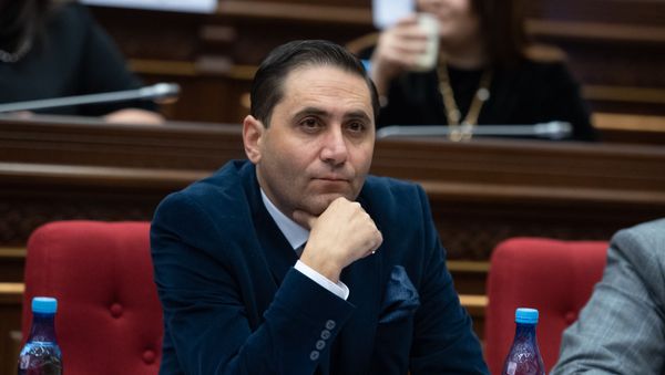Секретарь фракции “Процветающая Армения” Арман Абовян на заседании Парламента (18 января 2019). Еревaн - Sputnik Արմենիա
