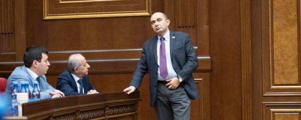 Руководитель фракции Просвещенная Армения Эдмон Марукян на заседании Парламента (18 января 2019). Еревaн - Sputnik Армения