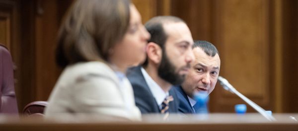 Арарат Мирзоян, Лена Назарян и Ваге Энфиаджян на заседании Парламента (18 января 2019). Еревaн - Sputnik Արմենիա