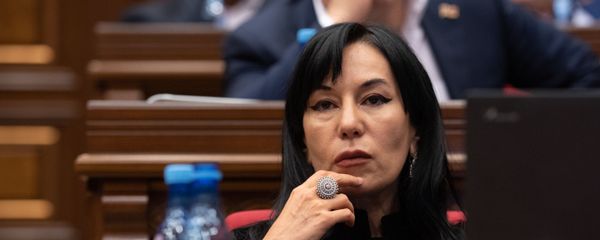 Депутат от фракции Процветающая Армения Наира Зограбян на заседании Парламента (18 января 2019). Еревaн - Sputnik Армения