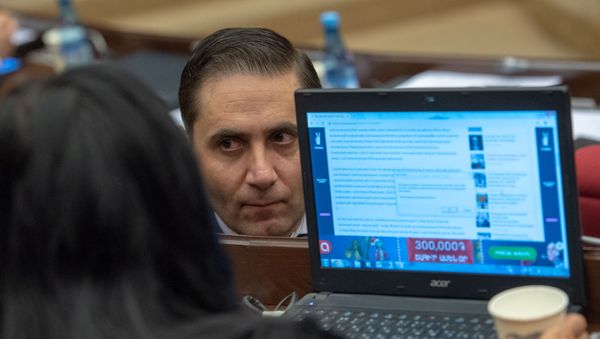 Секретарь фракции “Процветающая Армения” Арман Абовян на заседании Парламента (18 января 2019). Еревaн - Sputnik Армения