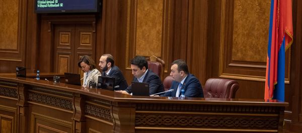 Спикер парламента и его заместители на заседании парламента (18 января 2019). Еревaн - Sputnik Армения