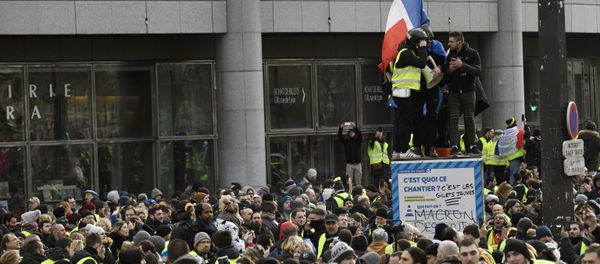Участники протестной акции жёлтых жилетов (12 января 2019). Париж Участники протестной акции жёлтых жилетов (12 января 2019). Париж - Sputnik Армения