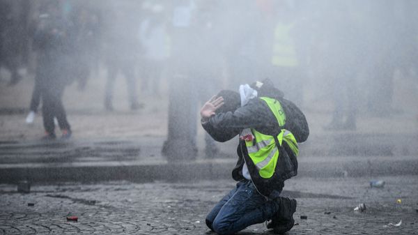 Участники протестной акции жёлтых жилетов (12 января 2019). Париж - Sputnik Армения