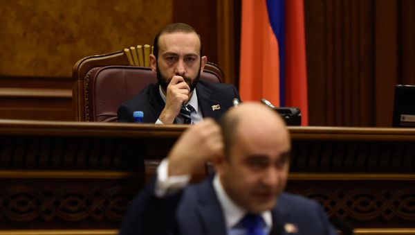 Спикер парламетна Арарат Мирзоян наблюдает выступление руководителя фракции Просвещенная Армения Эдмона Марукяна на заседании парламента Армении (15 января 2019). Еревaн - Sputnik Армения