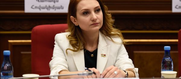 Руководитель фракции Мой Шаг Лилит Макунц на заседании парламента Армении (15 января 2019). Еревaн Руководитель фракции Мой Шаг Лилит Макунц на заседании парламента Армении (15 января 2019). Еревaн - Sputnik Армения