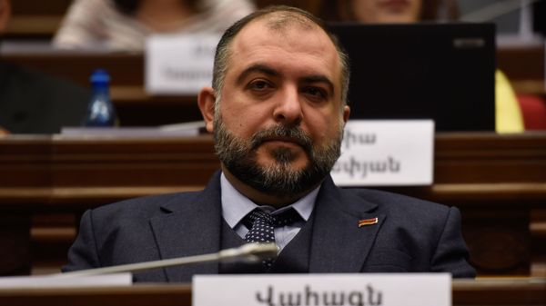 Депутат от фракции Мой Шаг Ваагн Тевосян на заседании парламента Армении (15 января 2019). Еревaн - Sputnik Արմենիա