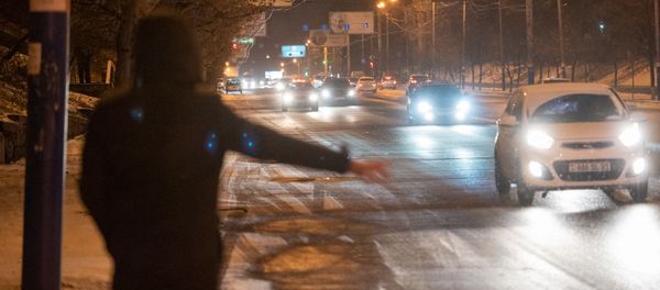 Пассажир на автобусной остановке - Sputnik Արմենիա