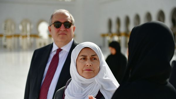 Президент Армении Армен Саркисян с супругой Нунэ посетили Большую мечеть шейха Зайда (17 января 2019). Дубай Президент Армении Армен Саркисян с супругой Нунэ посетили Большую мечеть шейха Зайда (17 января 2019). Дубай - Sputnik Արմենիա