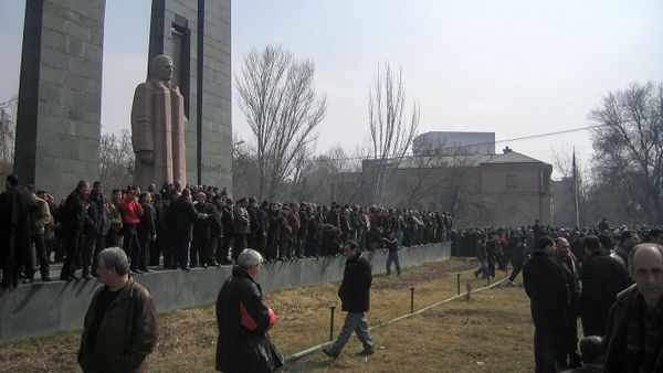 Сторонники кандидата в президенты Левона Тер-Петросяна на площади А.Мясникяна (1 марта 2008). Еревaн - Sputnik Արմենիա