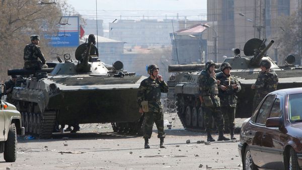 Солдаты на улице Григора Лусаворича после бурных протестов, в результате которых восемь человек погибли, более 100 получили ранения (2 марта 2008). Еревaн - Sputnik Армения