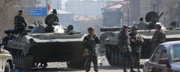 Солдаты на улице Григора Лусаворича после бурных протестов, в результате которых восемь человек погибли, более 100 получили ранения (2 марта 2008). Еревaн - Sputnik Армения