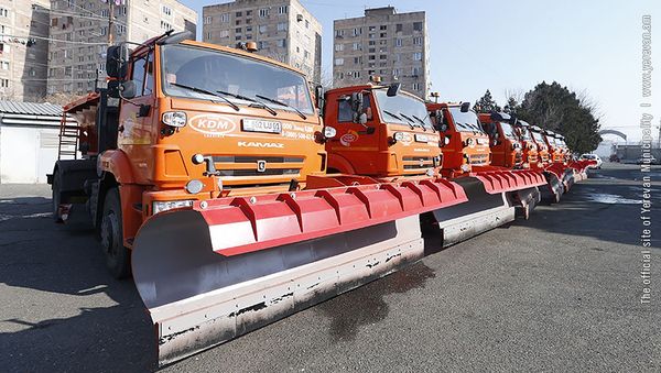 Мэр Еревана Айк Марутян осматривает новые снегоуборочные машины (21 января 2019). Еревaн - Sputnik Армения