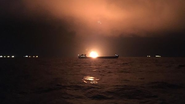 Два судна под флагом Танзании горят в районе Керченского пролива (21 января 2019). Крым - Sputnik Армения