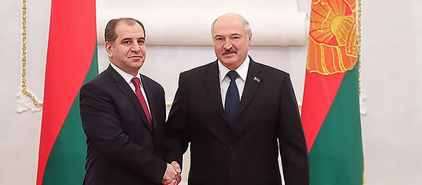 Президент Беларуси Александр Лукашенко и Чрезвычайный и Полномочный Посол Армении в Беларуси Армен Гевондян (21 января 2019). Минск - Sputnik Армения
