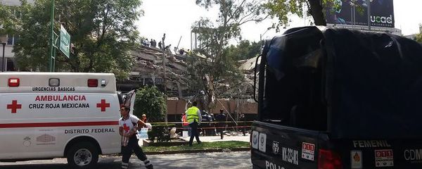 Автомобили полиции и скорой помощи в Мексике Автомобили полиции и скорой помощи в Мексике - Sputnik Армения