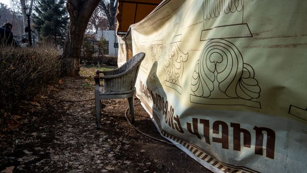 Огороженный зал кафе рядом со зданием Оперного театра - Sputnik Армения