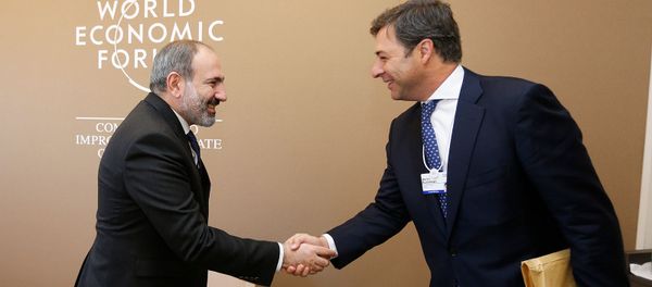 Премьер-министр Армении Никол Пашинян встретился с генеральным директором компании Корпорасион Америка Мартином Эрнекяном (23 января 2019). Давос - Sputnik Армения