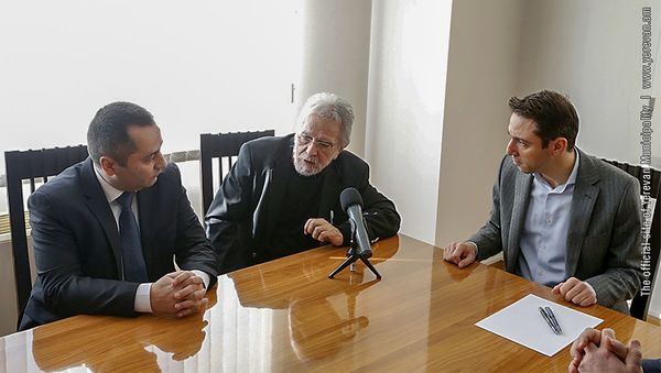 Мэр Еревана Айк Марутян представил исполняющего обязанности директора ЗАО Градостроительство Армена Григоряна сотрудникам компании (23 января 2019). Ереван - Sputnik Արմենիա