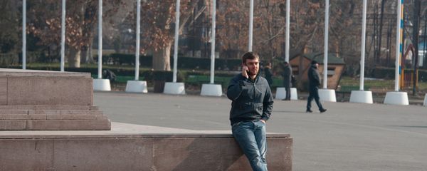 Молодой человек с телефоном Молодой человек с телефоном - Sputnik Армения