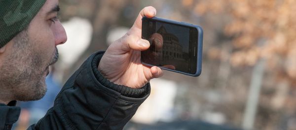 Молодой человек с телефоном Молодой человек с телефоном - Sputnik Армения